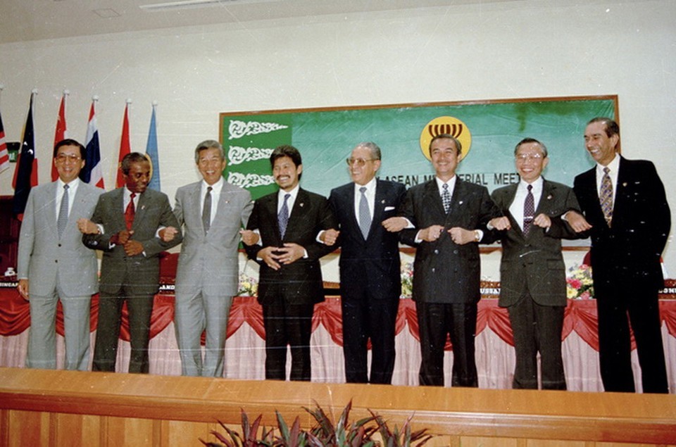 ASEAN Foreign Ministers welcome Vietnam as the seventh official member of the Association. (Archive photo: VNA)