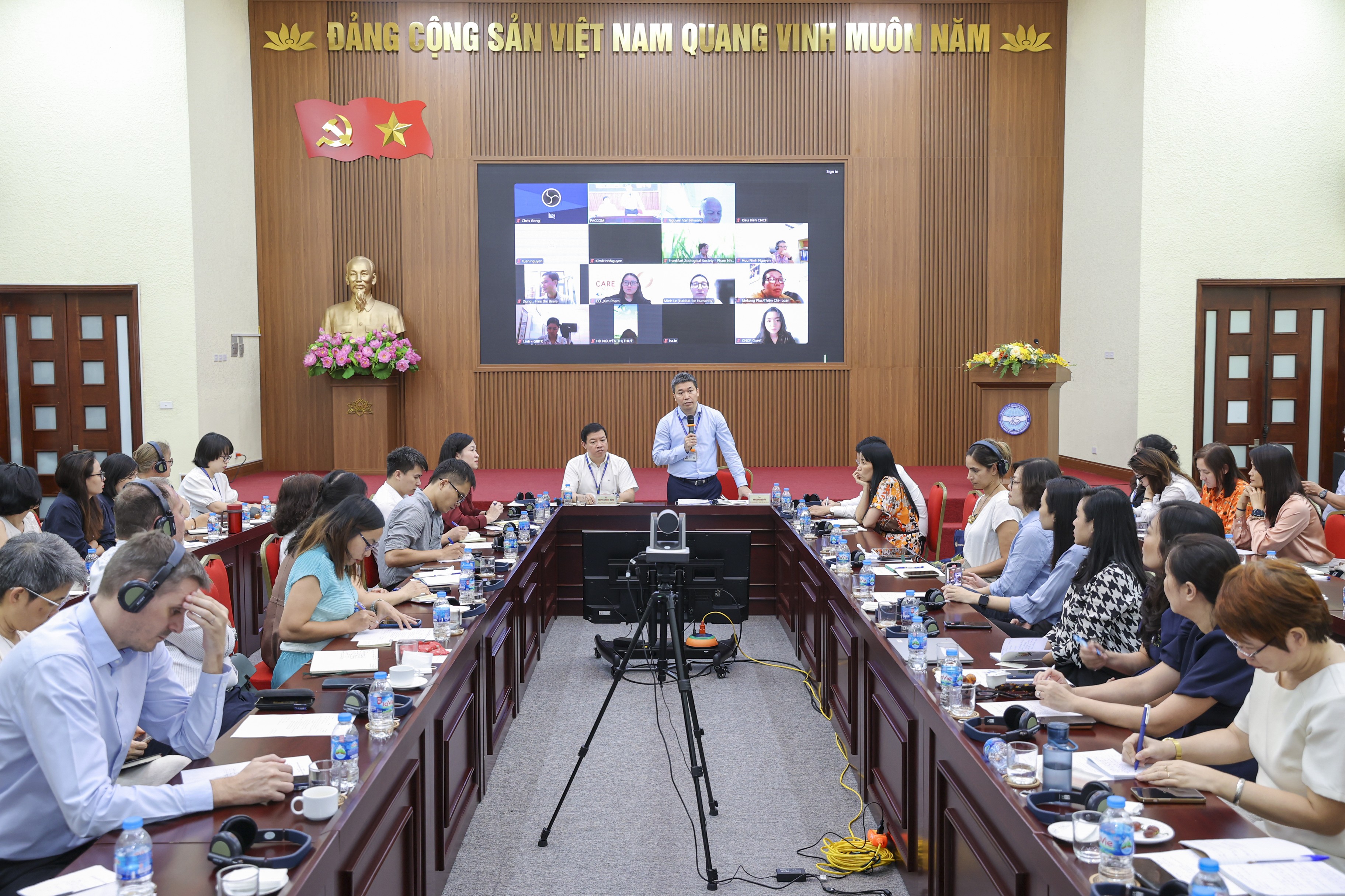 Tăng cường phối hợp, chia sẻ thông tin với các tổ chức phi chính phủ nước ngoài Hỗ trợ tổ chức phi chính phủ nước ngoài thích ứng với sắp xếp đơn vị hành chính tại Việt Nam