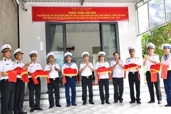 Bộ Tư lệnh Vùng 5 Hải quân bàn giao nhà đồng đội cho quân nhân có hoàn cảnh khó khăn