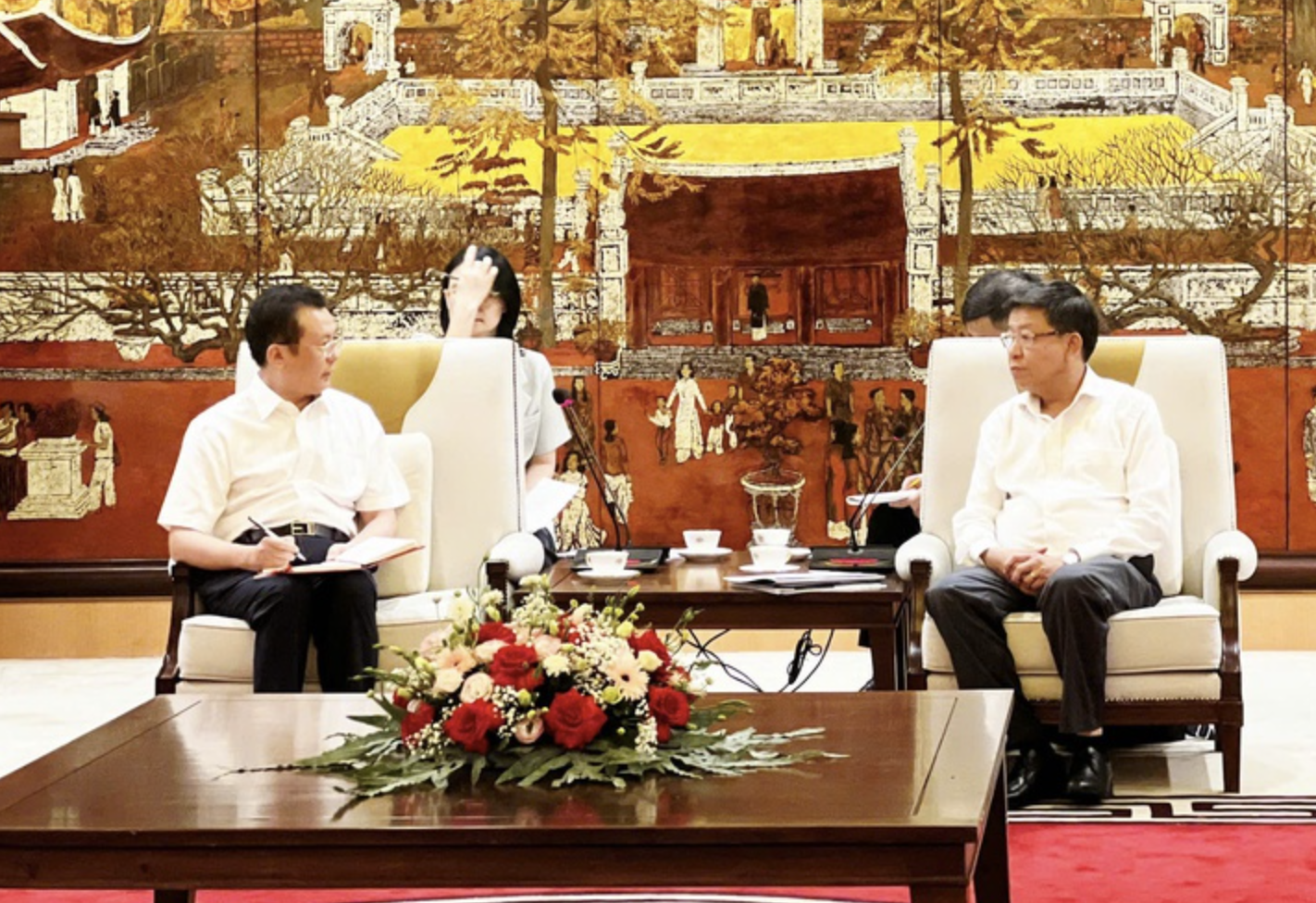 Phó Chủ tịch UBND Thành phố Dương Đức Tuấn (bên phải) trao đổi với ông Tằng Tinh Hoa, Chủ nhiệm Ủy ban Giám sát và Quản lý tài sản Nhà nước Trùng Khánh (Trung Quốc). (Ảnh: Ha Phó Chủ tịch UBND Thành phố Dương Đức Tuấn (bên phải) trao đổi với ông Tằng Tinh Hoa, Chủ nhiệm Ủy ban Giám sát và Quản lý tài sản Nhà nước Trùng Khánh (Trung Quốc). (Ảnh: Ha