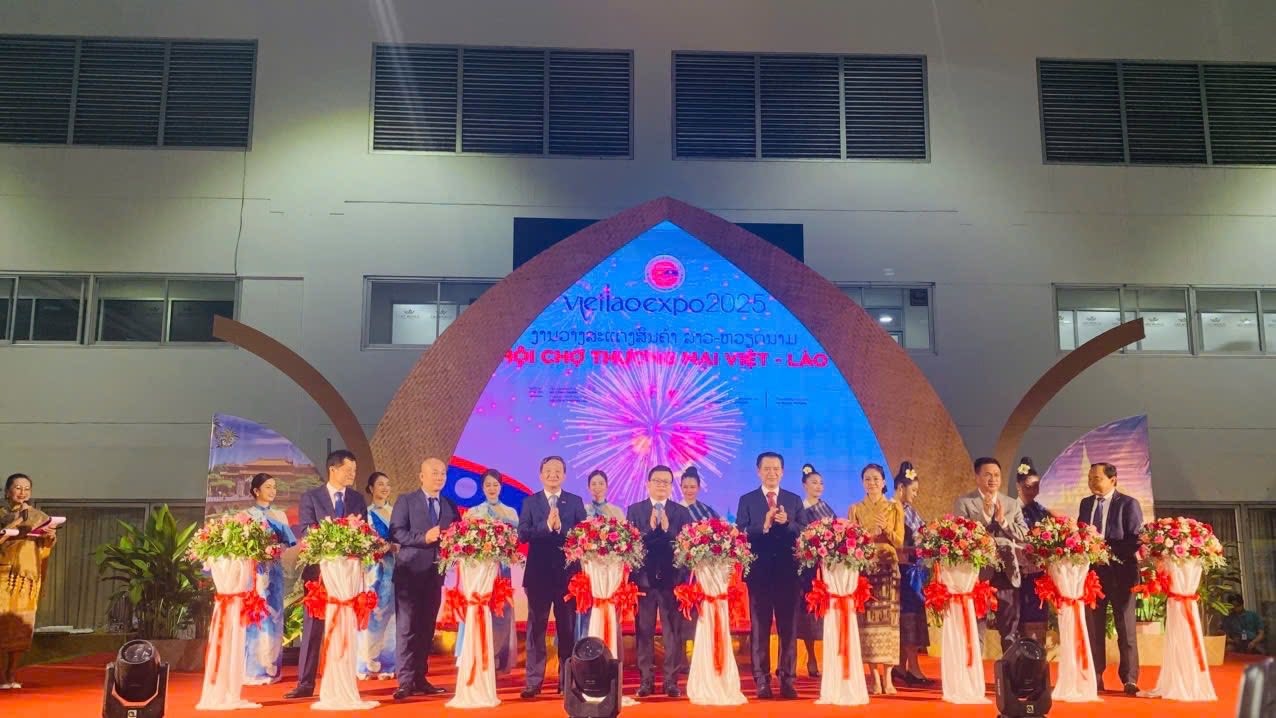 Các đại biểu khai mạc Hội chợ Thương mại Việt - Lào năm 2025. (Ảnh: Đại sứ quán Việt Nam tại Lào) Các đại biểu khai mạc Hội chợ Thương mại Việt - Lào năm 2025. (Ảnh: Đại sứ quán Việt Nam tại Lào)