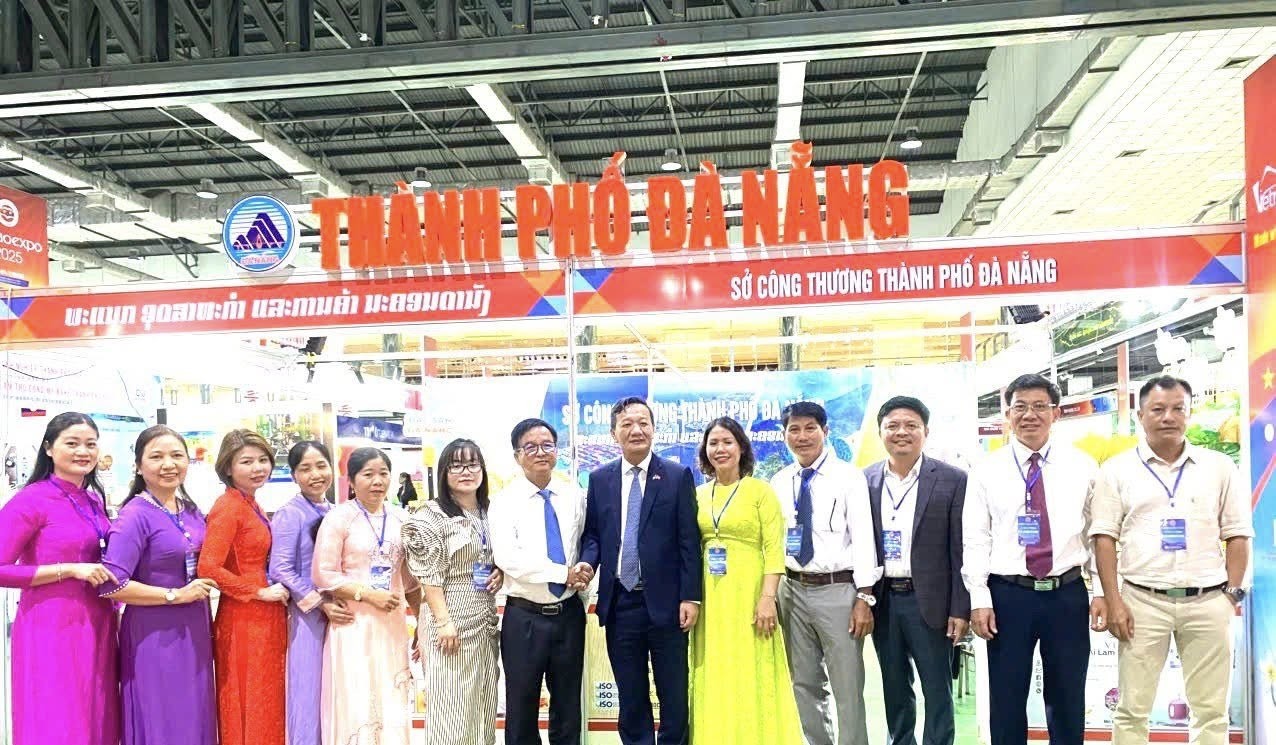 Đại sứ Việt Nam tại Lào Nguyễn Minh Tâm (thứ 6 từ phải sang) tham quan gian hàng của Sở Công thương thành phố Đà Nẵng. (Ảnh: Đại sứ quán Việt Nam tại Lào) Đại sứ Việt Nam tại Lào Nguyễn Minh Tâm (thứ 6 từ phải sang) tham quan gian hàng của Sở Công thương thành phố Đà Nẵng. (Ảnh: Đại sứ quán Việt Nam tại Lào)