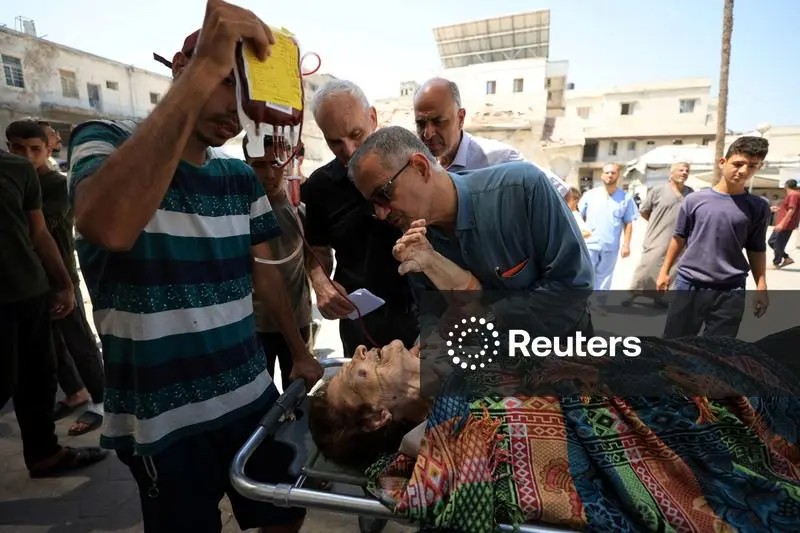 Một phụ nữ Cơ đốc giáo Palestine bị thương được đưa vào Bệnh viện Al-Ahli sau cuộc không kích Công giáo Holy Family, Gaza, ngày 17/7/2025. (Ảnh: Reuters) Một phụ nữ Cơ đốc giáo Palestine bị thương được đưa vào Bệnh viện Al-Ahli sau cuộc không kích Công giáo Holy Family, Gaza, ngày 17/7/2025. (Ảnh: Reuters)