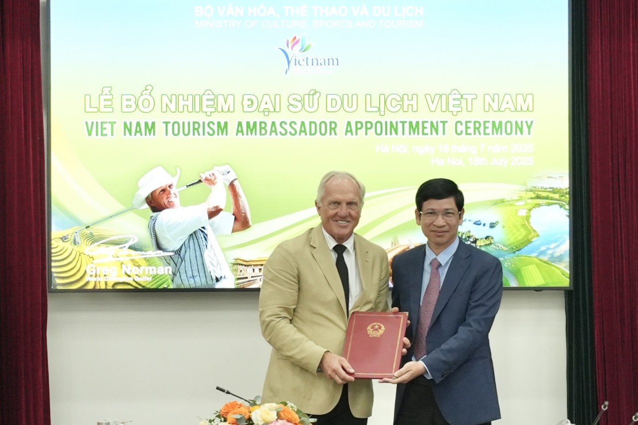 Deputy Minister Ho An Phong (right) presents the appointment decision to Greg Norman, naming him Vietnam’s Tourism Ambassador for the 2025-2030 term. (Photo: Thanh Thao) Deputy Minister Ho An Phong (right) presents the appointment decision to Greg Norman, naming him Vietnam’s Tourism Ambassador for the 2025-2030 term. (Photo: Thanh Thao)