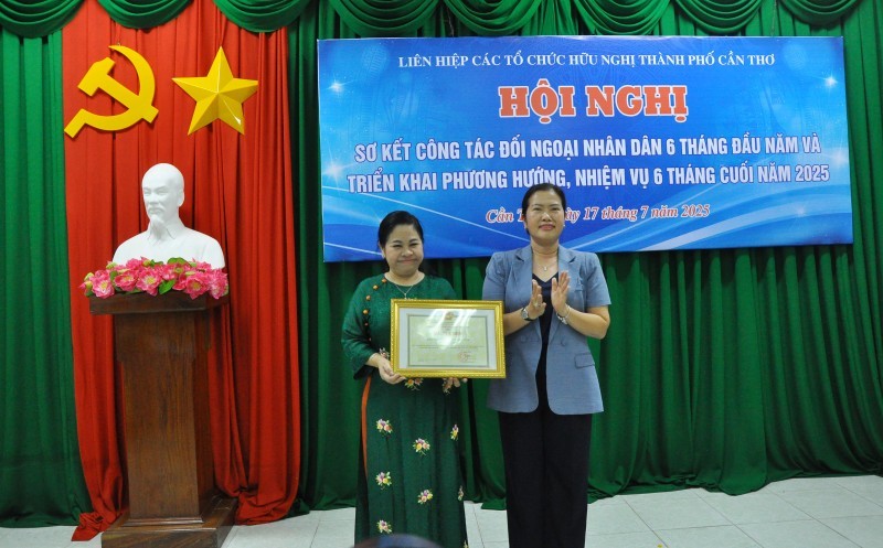 Vice Chairwoman of the Can Tho City People's Committee Nguyen Thi Ngoc Diep (right) presents a Certificate of Merit from the Chairman of the People’s Committee to representatives of the Can Tho Union of Friendship Organizations. (Photo: Ha Vy) Vice Chairwoman of the Can Tho City People's Committee Nguyen Thi Ngoc Diep (right) presents a Certificate of Merit from the Chairman of the People’s Committee to representatives of the Can Tho Union of Friendship Organizations. (Photo: Ha Vy)