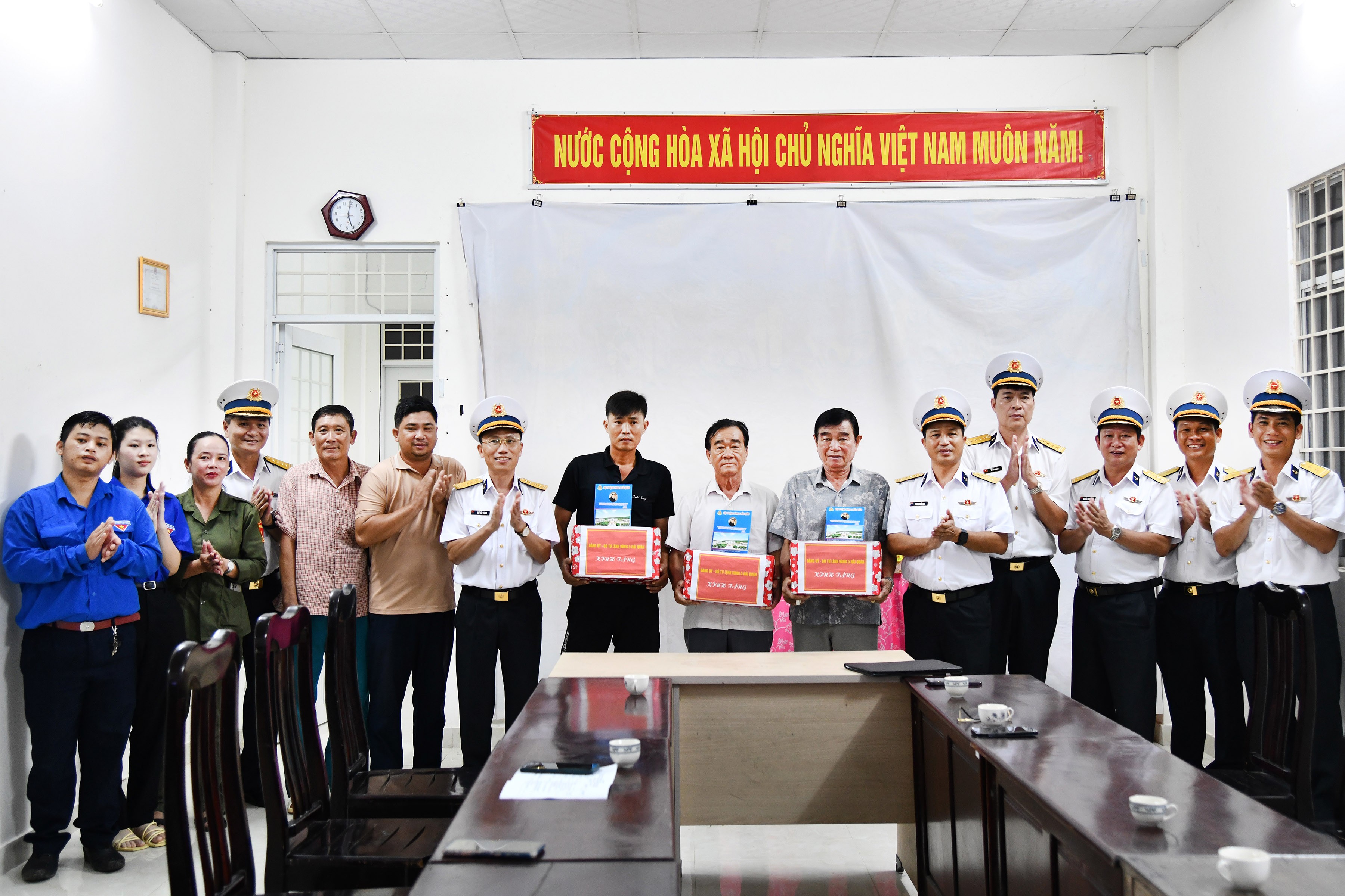 Bộ đội Vùng 5 giúp dân Suối Mây sửa đường, gia cố nhà cửa giữa mùa mưa Bộ đội Vùng 5 giúp dân Suối Mây sửa đường, gia cố nhà cửa giữa mùa mưa