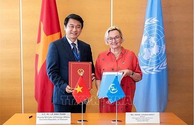 Deputy Minister Le Anh Tuan and UNCITRAL Secretary Anna Joubin-Bret sign a Memorandum of Understanding (MoU) between Vietnam’s Ministry of Foreign Affairs and UNCITRAL for the 2025–2031 period. (Photo: VNA) Deputy Minister Le Anh Tuan and UNCITRAL Secretary Anna Joubin-Bret sign a Memorandum of Understanding (MoU) between Vietnam’s Ministry of Foreign Affairs and UNCITRAL for the 2025–2031 period. (Photo: VNA)