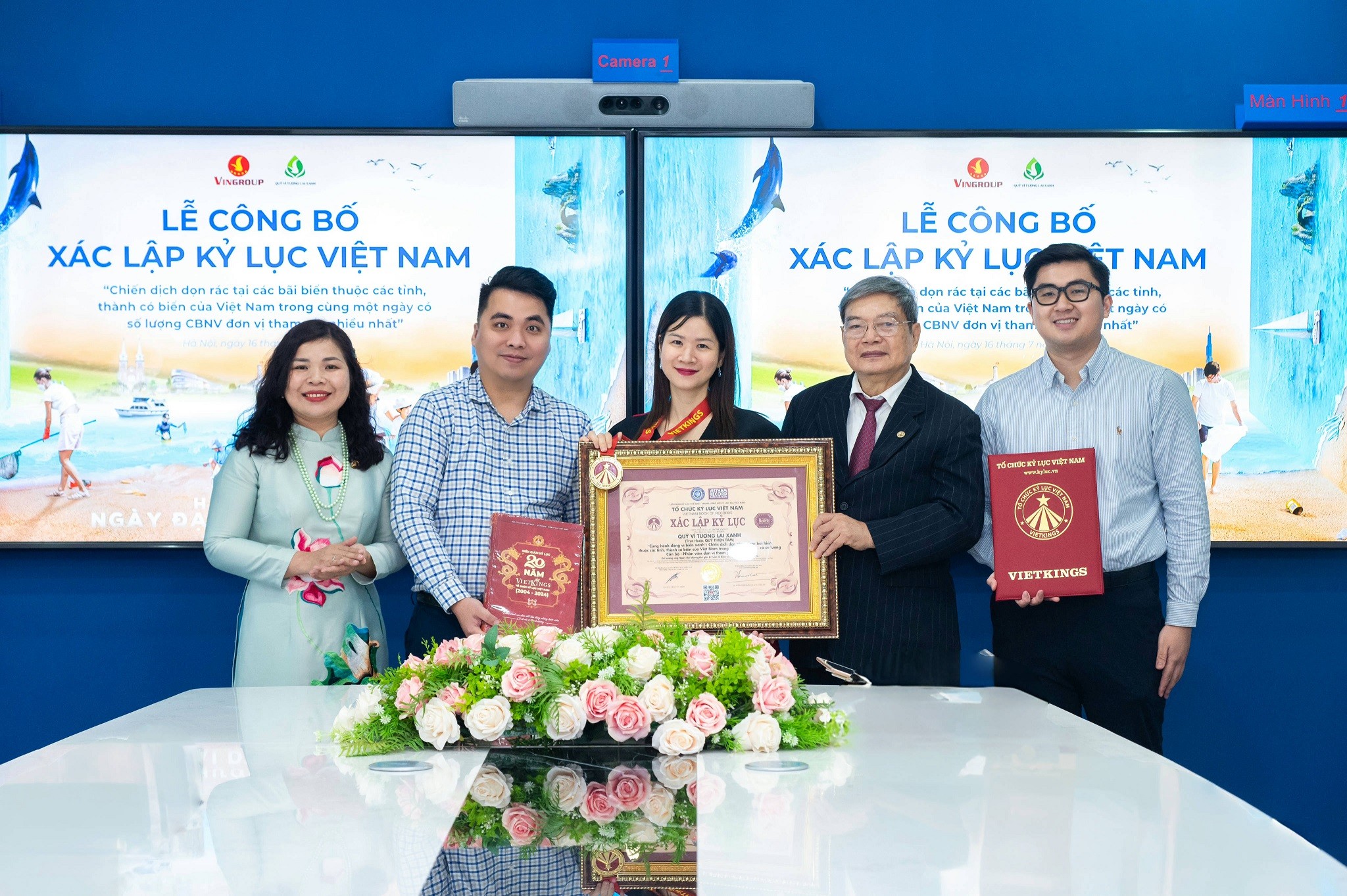 Đại diện Tổ chức Kỷ lục Việt Nam trao xác nhận kỷ lục từ chiến dịch “Cùng hành động vì biển xanh” cho đại diện Quỹ Vì tương lai xanh ngày 17/6/2025. Đại diện Tổ chức Kỷ lục Việt Nam trao xác nhận kỷ lục từ chiến dịch “Cùng hành động vì biển xanh” cho đại diện Quỹ Vì tương lai xanh ngày 17/6/2025.