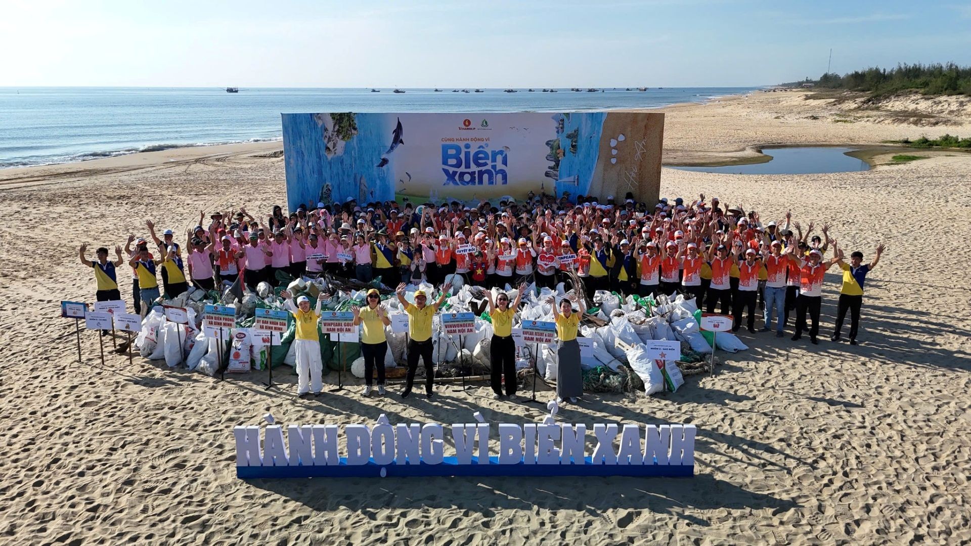 Gần 10.000 cán bộ nhân viên Vingroup và tình nguyện viên đã cùng nhau tạo nên một “làn sóng xanh” lan tỏa khắp 28 tỉnh, thành (trước sáp nhập) trên cả nước. Gần 10.000 cán bộ nhân viên Vingroup và tình nguyện viên đã cùng nhau tạo nên một “làn sóng xanh” lan tỏa khắp 28 tỉnh, thành (trước sáp nhập) trên cả nước.