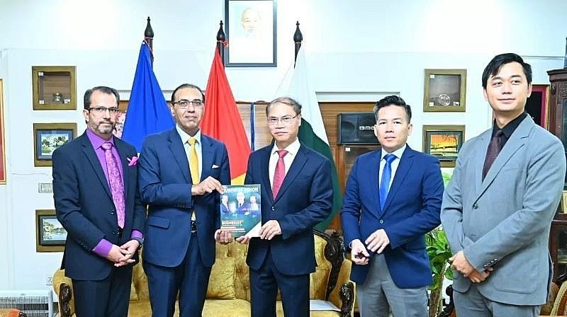 Ushman Shaukat, President of the Rawalpindi Chamber of Commerce and Industry, presents a book to Ambassador Pham Anh Tuan. (Photo: The Embassy of Vietnam in Pakistan) Ushman Shaukat, President of the Rawalpindi Chamber of Commerce and Industry, presents a book to Ambassador Pham Anh Tuan. (Photo: The Embassy of Vietnam in Pakistan)