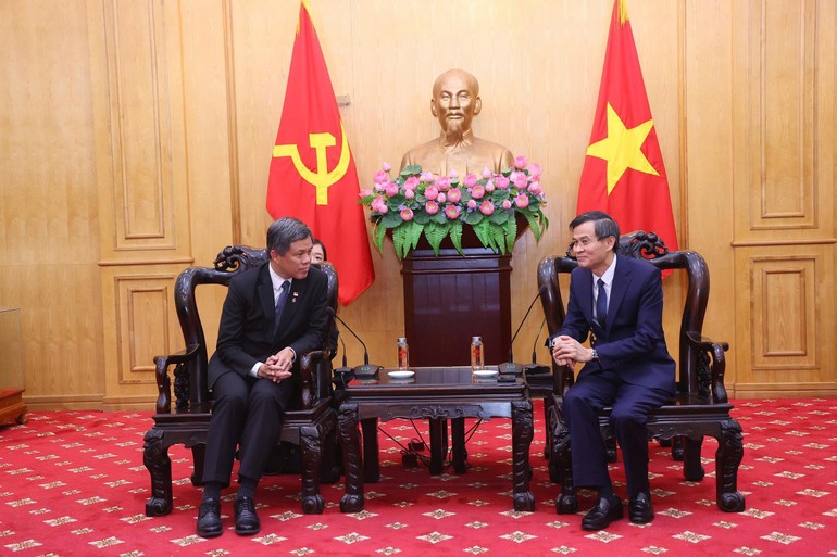 Đồng chí Đoàn Minh Huấn, Ủy viên Trung ương Đảng, Phó Giám đốc Thường trực Học viện Chính trị quốc gia Hồ Chí Minh và ngài Chan Chun Sing, Phó Tổng Thư ký Đảng Hành động Nhân dân Singapore, Bộ trưởng Điều phối các Dịch vụ Công kiêm Bộ trưởng Quốc phòng Singapore. Đồng chí Đoàn Minh Huấn, Ủy viên Trung ương Đảng, Phó Giám đốc Thường trực Học viện Chính trị quốc gia Hồ Chí Minh và ngài Chan Chun Sing, Phó Tổng Thư ký Đảng Hành động Nhân dân Singapore, Bộ trưởng Điều phối các Dịch vụ Công kiêm Bộ trưởng Quốc phòng Singapore.