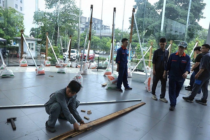 Bão số 3 gây mưa dông kèm lốc sét ở Hà Nội, người dân chằng chống nhà cửa sẵn sàng ứng phó Bão số 3 gây mưa dông kèm lốc sét ở Hà Nội, người dân chằng chống nhà cửa sẵn sàng ứng phó