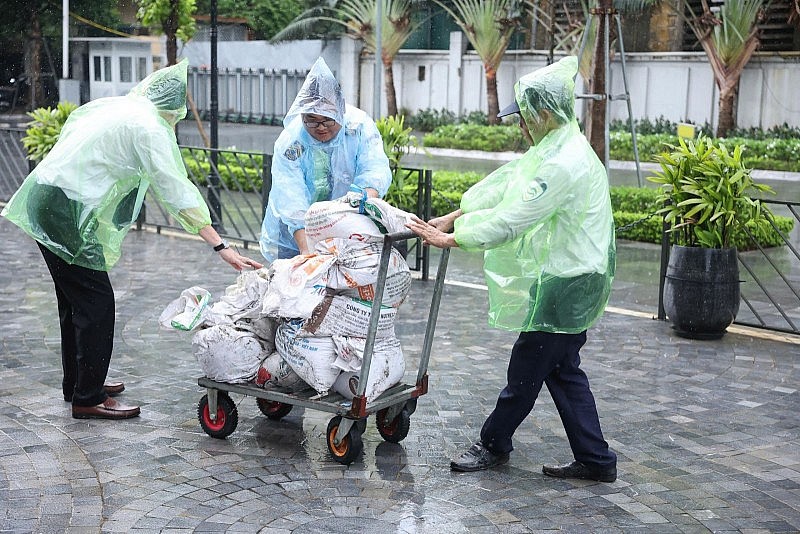 Bão số 3 gây mưa dông kèm lốc sét ở Hà Nội, người dân chằng chống nhà cửa sẵn sàng ứng phó Bão số 3 gây mưa dông kèm lốc sét ở Hà Nội, người dân chằng chống nhà cửa sẵn sàng ứng phó
