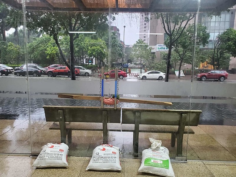 Bão số 3 gây mưa dông kèm lốc sét ở Hà Nội, người dân chằng chống nhà cửa sẵn sàng ứng phó Bão số 3 gây mưa dông kèm lốc sét ở Hà Nội, người dân chằng chống nhà cửa sẵn sàng ứng phó