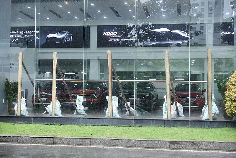Bão số 3 gây mưa dông kèm lốc sét ở Hà Nội, người dân chằng chống nhà cửa sẵn sàng ứng phó Bão số 3 gây mưa dông kèm lốc sét ở Hà Nội, người dân chằng chống nhà cửa sẵn sàng ứng phó
