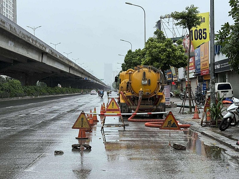 Bão số 3 gây mưa dông kèm lốc sét ở Hà Nội, người dân chằng chống nhà cửa sẵn sàng ứng phó Bão số 3 gây mưa dông kèm lốc sét ở Hà Nội, người dân chằng chống nhà cửa sẵn sàng ứng phó