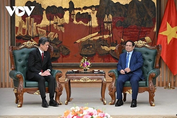 PM Pham Minh Chinh receives Chan Chun Sing, Assistant Secretary-General of the People’s Action Party (PAP) of Singapore, Coordinating Minister for Public Services, and Minister for Defense. PM Pham Minh Chinh receives Chan Chun Sing, Assistant Secretary-General of the People’s Action Party (PAP) of Singapore, Coordinating Minister for Public Services, and Minister for Defense.