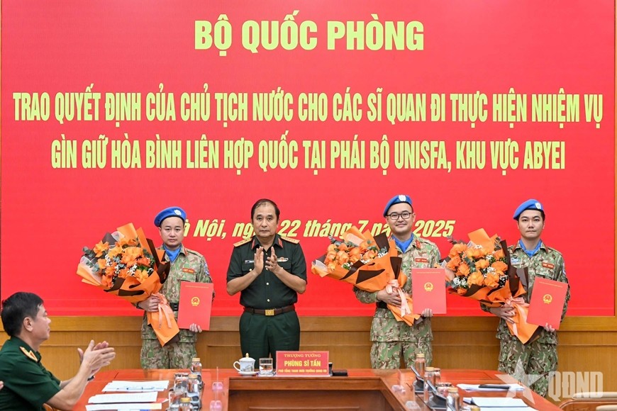 Thượng tướng Phùng Sĩ Tấn trao Quyết định của Chủ tịch nước cho các sĩ quan. (Ảnh: Báo Quân đội nhân dân) Thượng tướng Phùng Sĩ Tấn trao Quyết định của Chủ tịch nước cho các sĩ quan. (Ảnh: Báo Quân đội nhân dân)