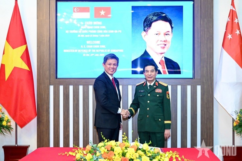General Phan Văn Giang and Minister Chan Chun Sing. (Photo: Việt Trung/People’s Army Newspaper) General Phan Văn Giang and Minister Chan Chun Sing. (Photo: Việt Trung/People’s Army Newspaper)