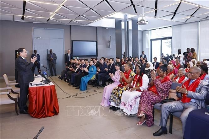 National Assembly Chairman Tran Thanh Man and his spouse met with embassy staff and members of the Vietnamese community in Senegal. (Photo: VNA) National Assembly Chairman Tran Thanh Man and his spouse met with embassy staff and members of the Vietnamese community in Senegal. (Photo: VNA)