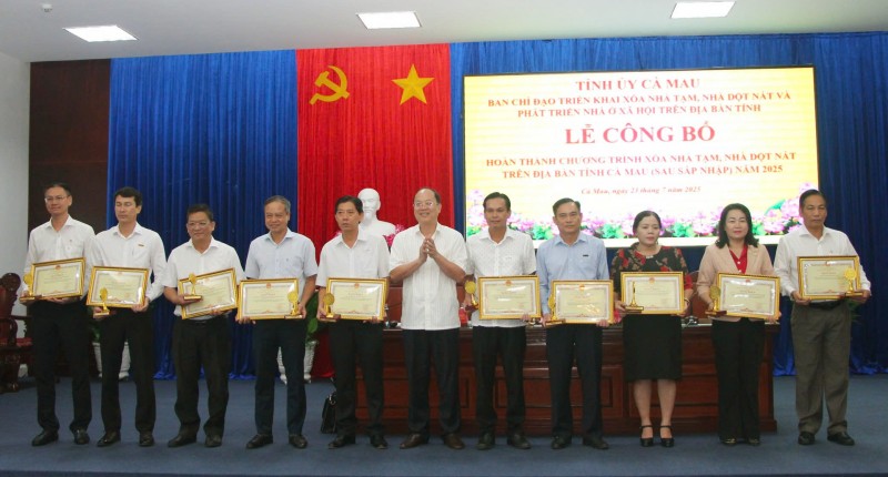 Cà Mau công bố hoàn thành chương trình xóa nhà tạm, nhà dột nát Cà Mau công bố hoàn thành chương trình xóa nhà tạm, nhà dột nát