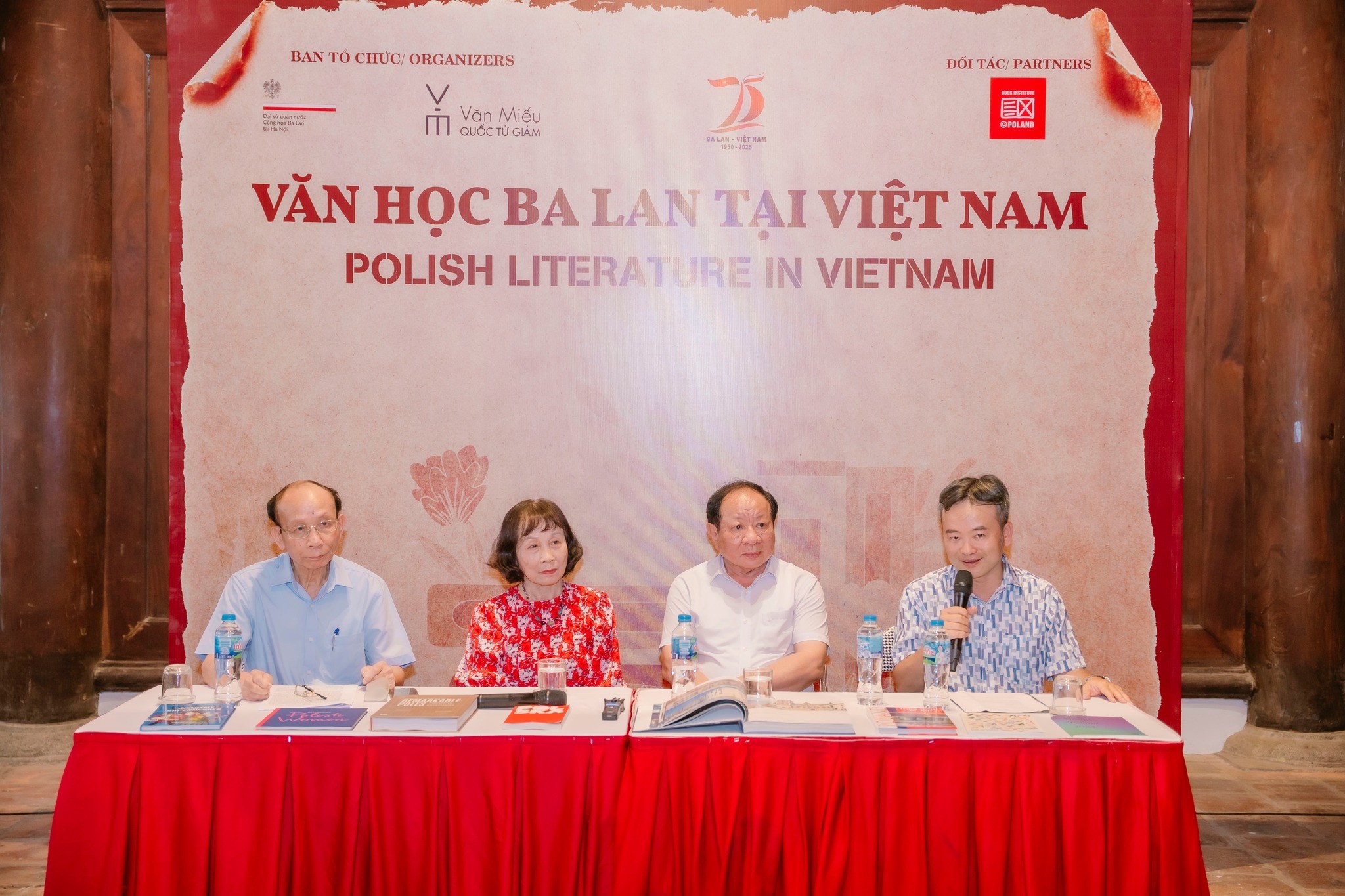 Dịch giả Lê Bá Thự tại buổi toạ đàm Văn học Ba Lan tại Việt Nam, tháng 5/2025. (Ảnh: Đại sứ quán Ba Lan tại Việt Nam) Dịch giả Lê Bá Thự tại buổi toạ đàm Văn học Ba Lan tại Việt Nam, tháng 5/2025. (Ảnh: Đại sứ quán Ba Lan tại Việt Nam)