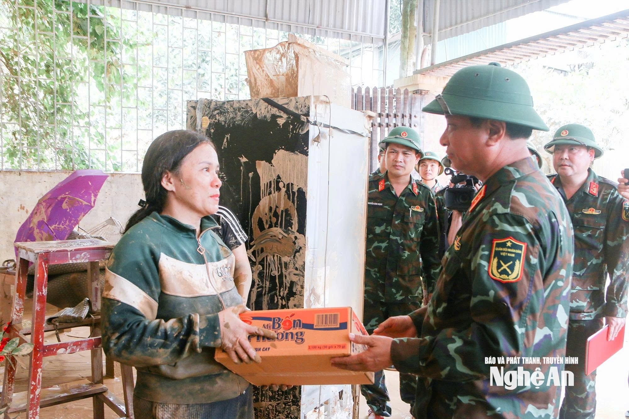Trung tướng Hà Thọ Bình - Tư lệnh Quân khu 4 trực tiếp đi cùng đoàn cứu trợ đến với đồng bào Tương Dương. Nhiều người dân rất xúc động trước sự cứu trợ kịp thời. Ảnh:Báo và Phát thanh, Truyền hình Nghệ An
