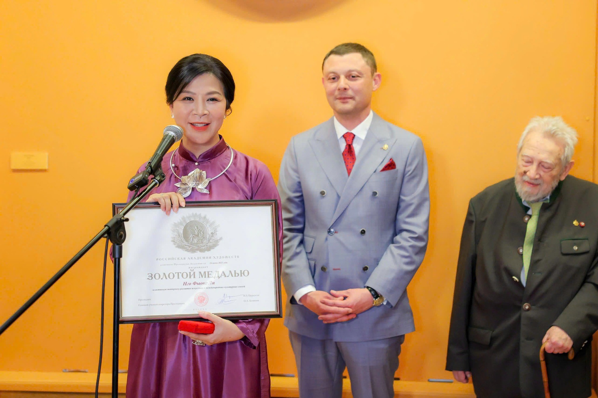 Phu nhân Ngô Phương Ly nhận Kỷ niệm chương hạng vàng “Dành cho người xứng đáng”. (Ảnh: icd.gov.vn) Phu nhân Ngô Phương Ly nhận Kỷ niệm chương hạng vàng “Dành cho người xứng đáng”. (Ảnh: icd.gov.vn)