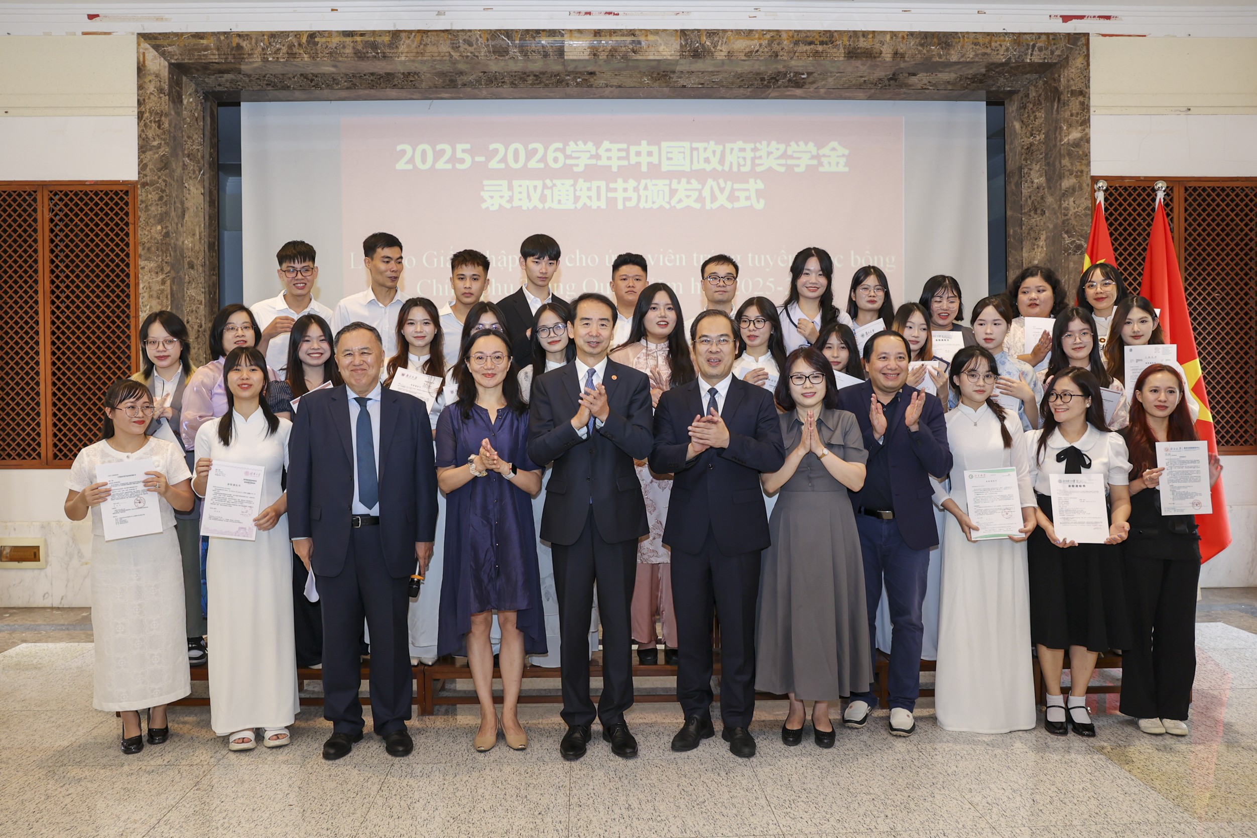Đại sứ Hà Vĩ chụp ảnh cùng thầy cô và các bạn học sinh Bắc Giang nhận học bổng. Đại sứ Hà Vĩ chụp ảnh cùng thầy cô và các bạn học sinh Bắc Giang nhận học bổng.
