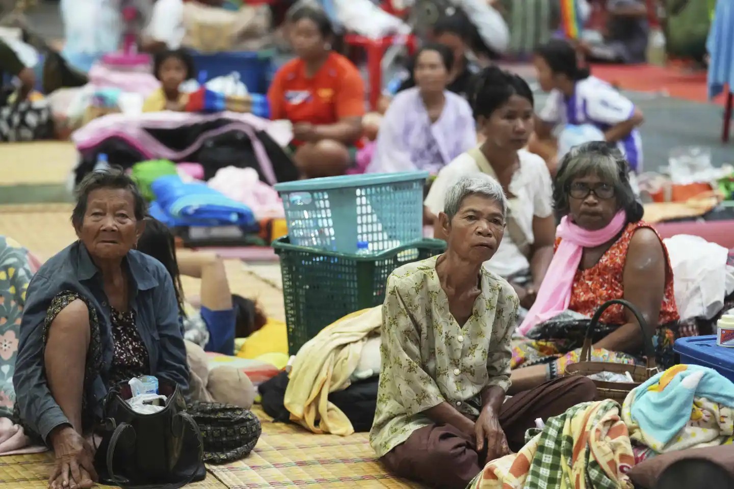Người dân Thái Lan sơ tán sau đụng độ biên giới, nghỉ tại một trung tâm ở tỉnh Surin, Thái Lan, ngày 25/7/2025. (Ảnh: AP) Người dân Thái Lan sơ tán sau đụng độ biên giới, nghỉ tại một trung tâm ở tỉnh Surin, Thái Lan, ngày 25/7/2025. (Ảnh: AP)