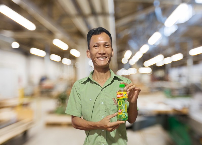 Anh Nguyễn Xuân Trung là khách hàng đầu tiên được xác nhận trúng 100 triệu đồng trong chương trình khuyến mãi “Không Độ, hè không stress” năm nay nhờ giải nhiệt, giảm căng thẳng mỗi ngày với Trà Xanh Không Độ. Anh Nguyễn Xuân Trung là khách hàng đầu tiên được xác nhận trúng 100 triệu đồng trong chương trình khuyến mãi “Không Độ, hè không stress” năm nay nhờ giải nhiệt, giảm căng thẳng mỗi ngày với Trà Xanh Không Độ.