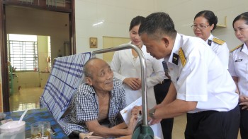 Hải đoàn 129 thăm hỏi, tặng quà cho các gia đình chính sách, người có công