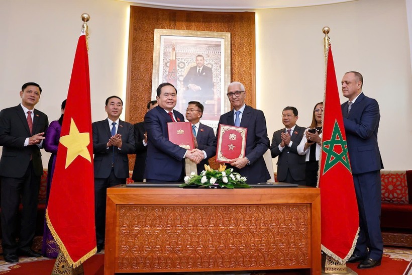 Chairman of the Vietnamese National Assembly Tran Thanh Man (left) and Speaker of the Moroccan House of Representatives Rachid Talbi Alami sign a cooperation agreement between the two parliaments in Rabat on July 25. (Photo: VNA) Chairman of the Vietnamese National Assembly Tran Thanh Man (left) and Speaker of the Moroccan House of Representatives Rachid Talbi Alami sign a cooperation agreement between the two parliaments in Rabat on July 25. (Photo: VNA)