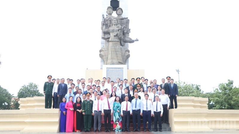 Các đại biểu tham dự lễ dâng hương tưởng niệm các anh hùng liệt sĩ tại Tượng đài Hữu nghị Campuchia - Việt Nam ở thủ đô Phnom Penh. (Ảnh: Báo Nhân dân) Các đại biểu tham dự lễ dâng hương tưởng niệm các anh hùng liệt sĩ tại Tượng đài Hữu nghị Campuchia - Việt Nam ở thủ đô Phnom Penh. (Ảnh: Báo Nhân dân)