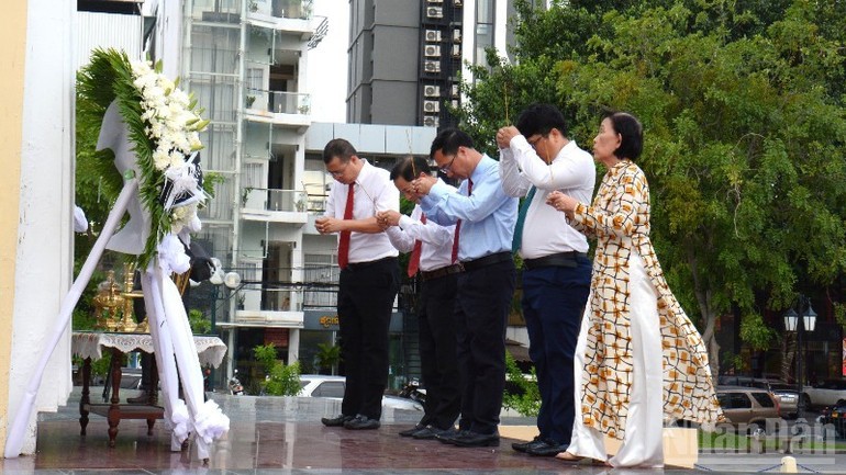 Tưởng niệm các anh hùng liệt sĩ Việt Nam tại Campuchia và Đức Tưởng niệm các anh hùng liệt sĩ Việt Nam tại Campuchia và Đức