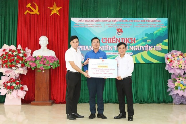 Đoàn Thanh niên MTTQ, các đoàn thể Trung ương trao tặng các nguồn lực an sinh xã hội cho người dân, thanh thiếu nhi trên địa bàn xã Sơn Thủy, tỉnh Tuyên Quang. Đoàn Thanh niên MTTQ, các đoàn thể Trung ương trao tặng các nguồn lực an sinh xã hội cho người dân, thanh thiếu nhi trên địa bàn xã Sơn Thủy, tỉnh Tuyên Quang.