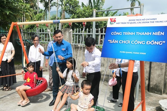 Đoàn đại biểu cùng đại diện chính quyền địa phương khánh thành công trình thanh niên Triển khai 7 công trình thanh niên tại vùng cao Tuyên Quang