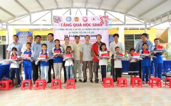 Trao 400 phần quà cho học sinh Khmer khó khăn tại An Giang