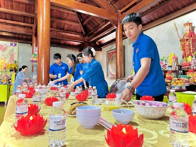 Tưởng nhớ những anh hùng, chiến sĩ người Việt từng làm nhiệm vụ quốc tế tại Xiangkhoang Tưởng nhớ những anh hùng, chiến sĩ người Việt từng làm nhiệm vụ quốc tế tại Xiangkhoang