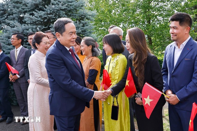 Chủ tịch Quốc hội gặp gỡ, trao đổi với cộng đồng người Việt Nam tại Thụy Sĩ Chủ tịch Quốc hội gặp gỡ, trao đổi với cộng đồng người Việt Nam tại Thụy Sĩ