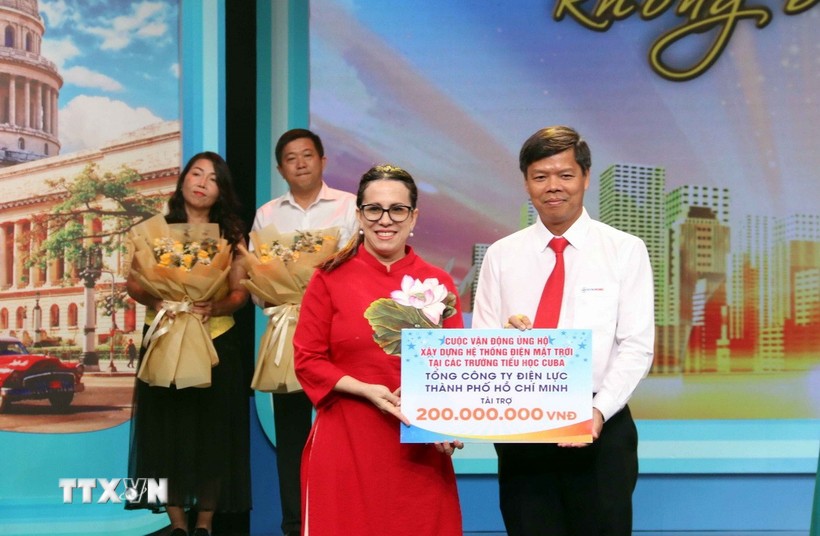 Tổng lãnh sự Cuba tại Thành phố Hồ Chí Minh Ariadne Feo Labrada (trái) tiếp nhận bảng tượng trưng ủng hộ của các đơn vị, nhà tài trợ. (Ảnh: TTXVN) Tổng lãnh sự Cuba tại Thành phố Hồ Chí Minh Ariadne Feo Labrada (trái) tiếp nhận bảng tượng trưng ủng hộ của các đơn vị, nhà tài trợ. (Ảnh: TTXVN)