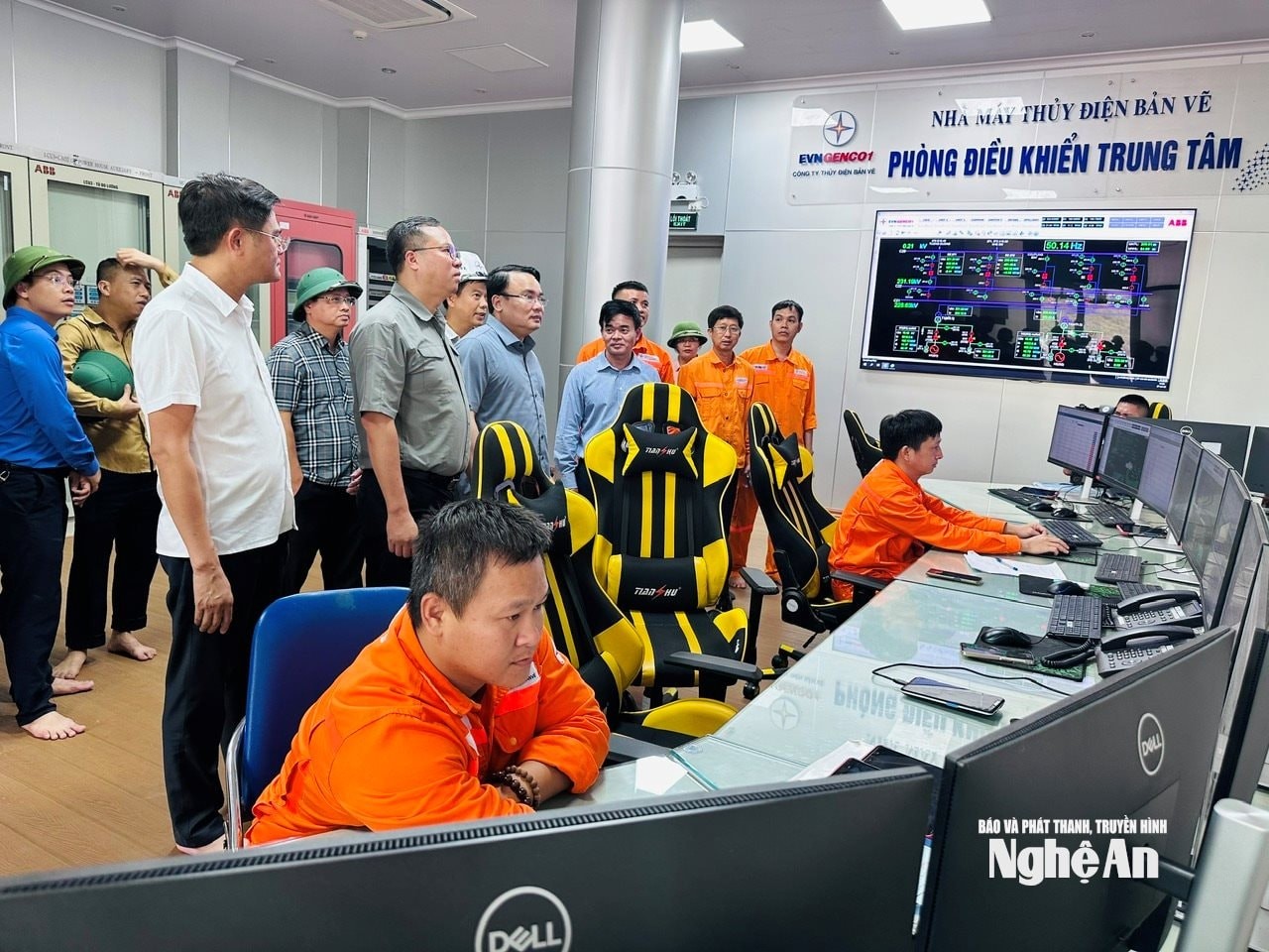 Đ/c Phùng Thành Vinh - Phó Chủ tịch UBND tỉnh Nghệ An, Đ/c Lê Hải Đăng - Tổng Giám đốc EVNGENCO1, cùng các thành viên trong đoàn kiểm tra công tác trực vận hành tại Phòng Điều khiển trung tâm Nhà máy Thủy điện Bản Vẽ Đ/c Phùng Thành Vinh - Phó Chủ tịch UBND tỉnh Nghệ An, Đ/c Lê Hải Đăng - Tổng Giám đốc EVNGENCO1, cùng các thành viên trong đoàn kiểm tra công tác trực vận hành tại Phòng Điều khiển trung tâm Nhà máy Thủy điện Bản Vẽ