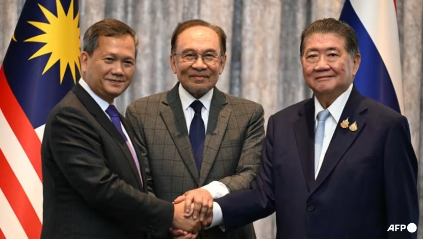 (Từ trái qua) Thủ tướng Campuchia Hun Manet, Thủ tướng Malaysia Anwar Ibrahim (giữa) và Thủ tướng tạm quyền Thái Lan Phumtham Wechayachai bắt tay sau họp báo công bố kết quả đàm phán. (Ảnh: AFP) (Từ trái qua) Thủ tướng Campuchia Hun Manet, Thủ tướng Malaysia Anwar Ibrahim (giữa) và Thủ tướng tạm quyền Thái Lan Phumtham Wechayachai bắt tay sau họp báo công bố kết quả đàm phán. (Ảnh: AFP)