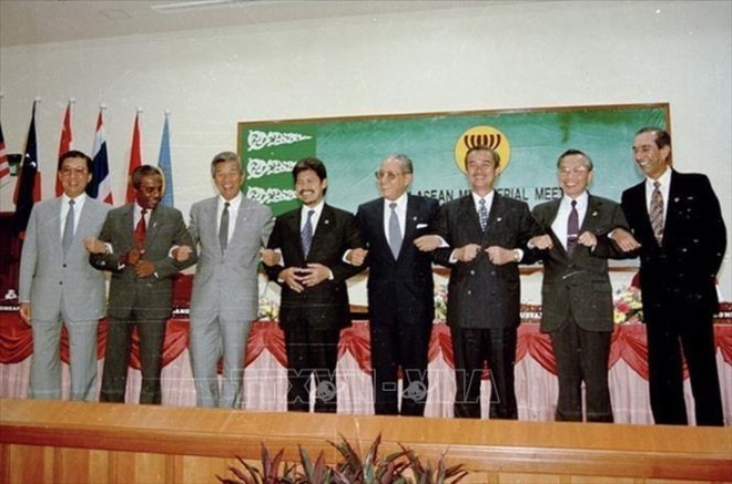 Ngoại giao thời đại Hồ Chí Minh: 80 năm tận tụy phụng sự quốc gia, dân tộc Ngoại giao thời đại Hồ Chí Minh: 80 năm tận tụy phụng sự quốc gia, dân tộc