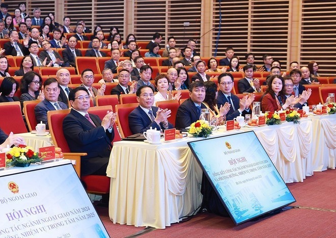 Ngoại giao thời đại Hồ Chí Minh: 80 năm tận tụy phụng sự quốc gia, dân tộc Ngoại giao thời đại Hồ Chí Minh: 80 năm tận tụy phụng sự quốc gia, dân tộc