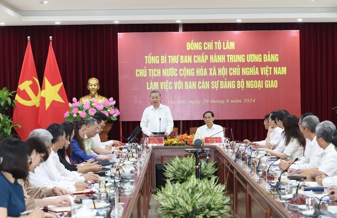 Ngoại giao thời đại Hồ Chí Minh: 80 năm tận tụy phụng sự quốc gia, dân tộc Ngoại giao thời đại Hồ Chí Minh: 80 năm tận tụy phụng sự quốc gia, dân tộc