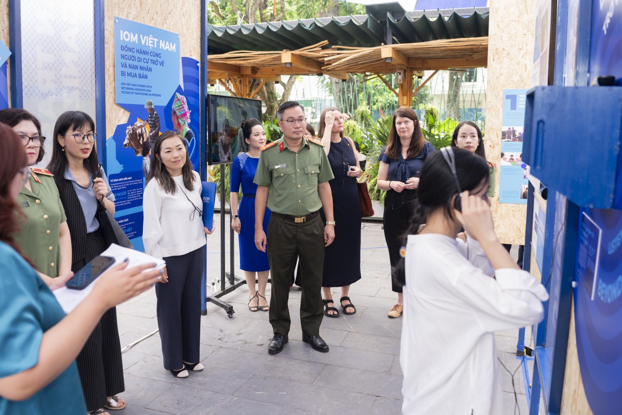 Participants at the event engage in interactive activities, actively learning to identify signs of human trafficking through updated statistics, real-life stories, and visual exhibits. (Photo: IOM)