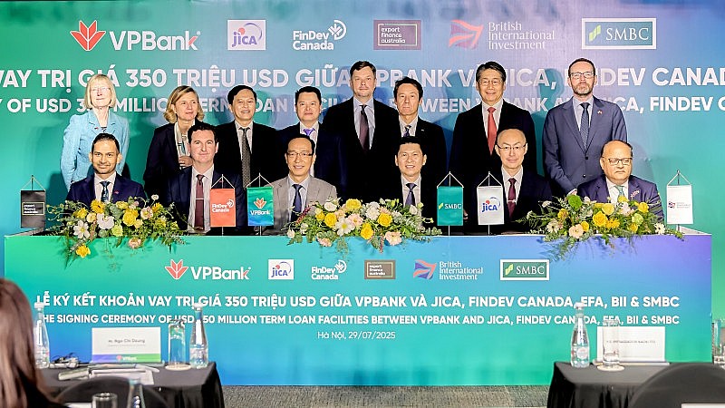 VPBANK cùng SMBC, BII, EFA, FINDEV CANADA và JICA công bố khoản vay hợp vốn trị giá 350 triệu USD nhằm thúc đẩy phát triển bền vững tại Việt Nam VPBANK cùng SMBC, BII, EFA, FINDEV CANADA và JICA công bố khoản vay hợp vốn trị giá 350 triệu USD nhằm thúc đẩy phát triển bền vững tại Việt Nam