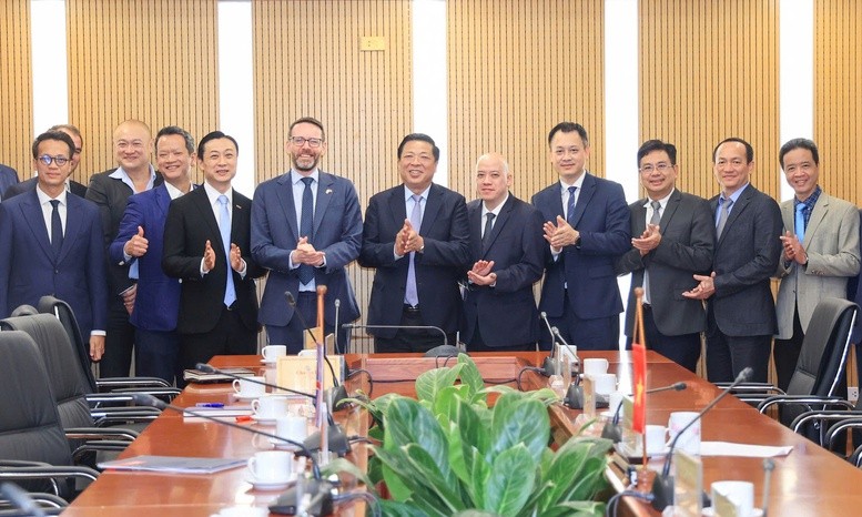 Bộ trưởng Bộ Xây dựng Trần Hồng Minh đã tiếp và làm việc với Đại sứ Vương quốc Anh tại Việt Nam Iain Frew - Ảnh: VGP Bộ trưởng Bộ Xây dựng Trần Hồng Minh đã tiếp và làm việc với Đại sứ Vương quốc Anh tại Việt Nam Iain Frew - Ảnh: VGP