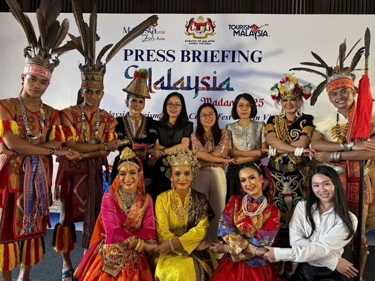 Malaysian dancers pose for a photo with journalists at the press conference. (Photo: Malaysia's Embassy) Malaysian dancers pose for a photo with journalists at the press conference. (Photo: Malaysia's Embassy)